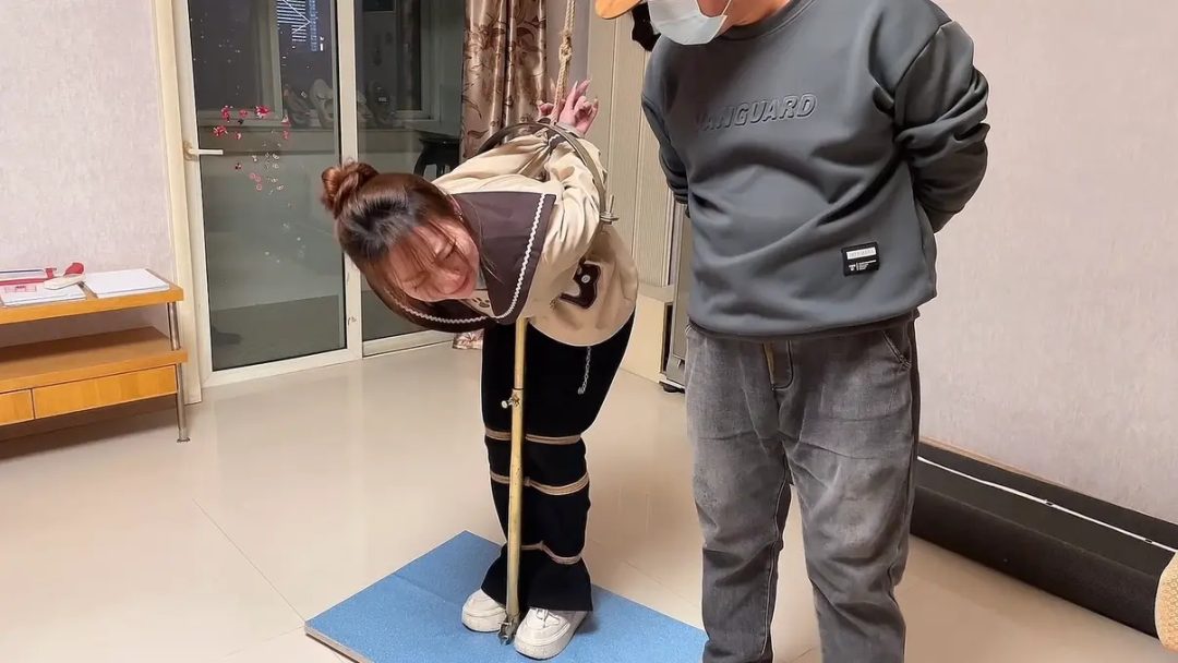 变态前男友对我的报复（反手吊 拘束架 蒙眼 封嘴放置挣扎）-6