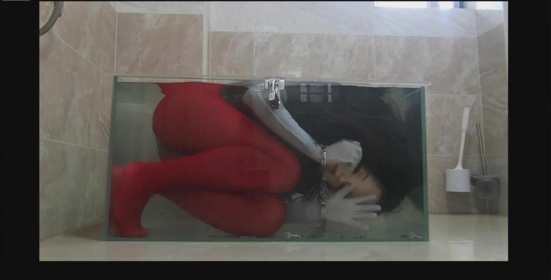 【kig】在家作死玩水箱逃生，把自己锁在水下还上了锁，没想到新锁居然打不开了……-1