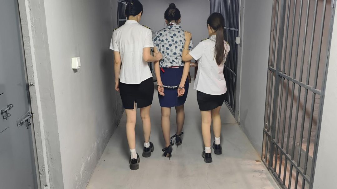 新模特若琪饰演一名帮忙境外运输的空姐，被帽子姐姐抓获，一开始拒不承认，被吊起手脚狠狠惩罚，一会就老实了，在监狱里带手铐脚铐，指认现场-2