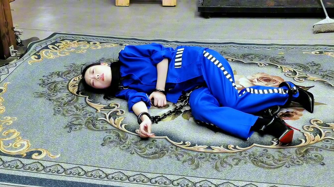 女杀人犯因杀人无数被抓，被押进看收所，为了活命，讨好看守长，甘愿做看守长的女奴，真是一个好贱的骚犯.....-14