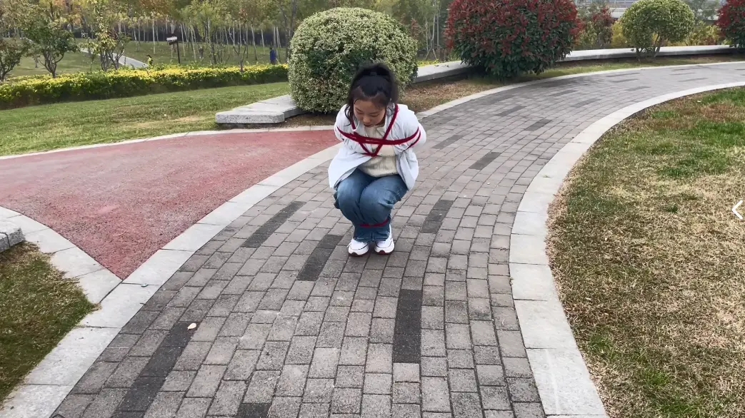 蹦跳训练 脚绑起来 蹦着上下台阶 增加难度蹲着慢慢蹦 慢慢向前走动 中间好几次差点摔倒路人看到模特做这些奇怪的动作，异样的眼光 心里害怕 刺激心血来潮 无比的激动 真的怕他们来问这是在干什么-3