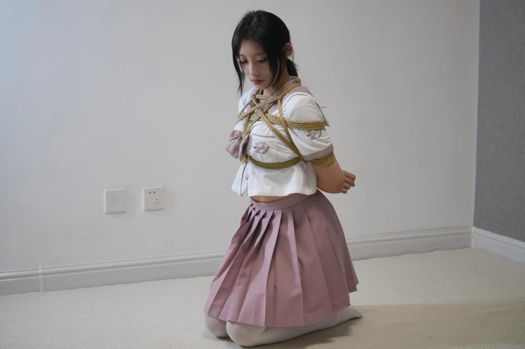【灰太狼的羊】游戏环节JK美女屡屡出错，脚底蓝砖全被抽走，最终惨遭\
