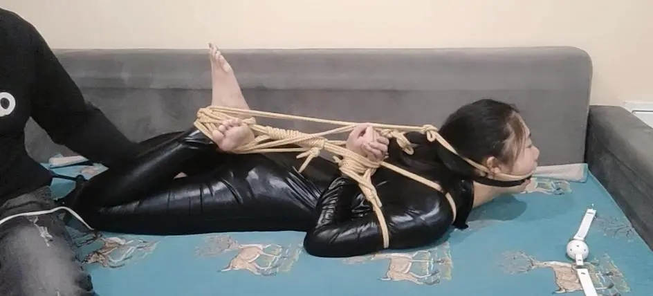 胶衣女贼绑架落难记（后手观音+极限驷马+揉胸+乳胶+虐足+亲吻+调教+皮鞭+蒙头+呼吸+调教）-5