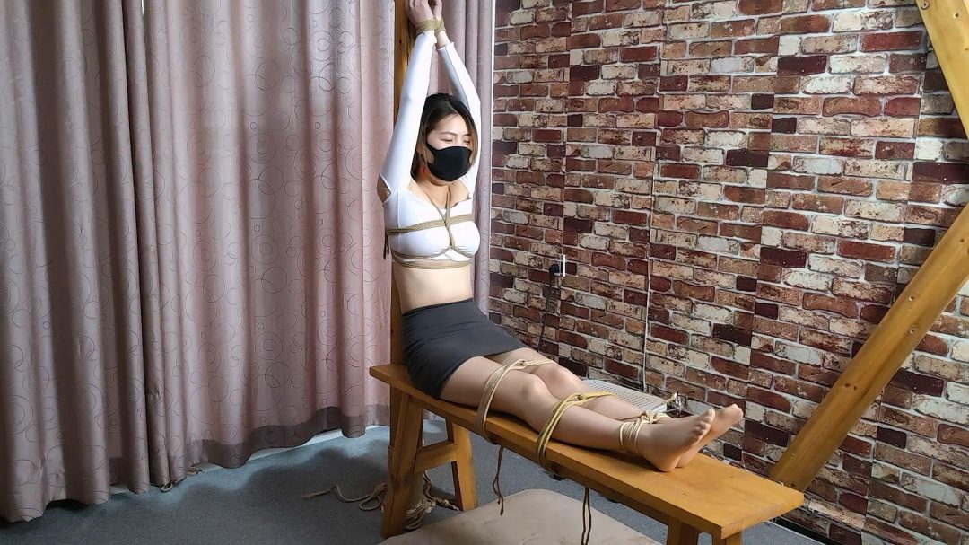随心工作室定拍：艾琳紧缚老虎凳调较 丝袜美足TK-14