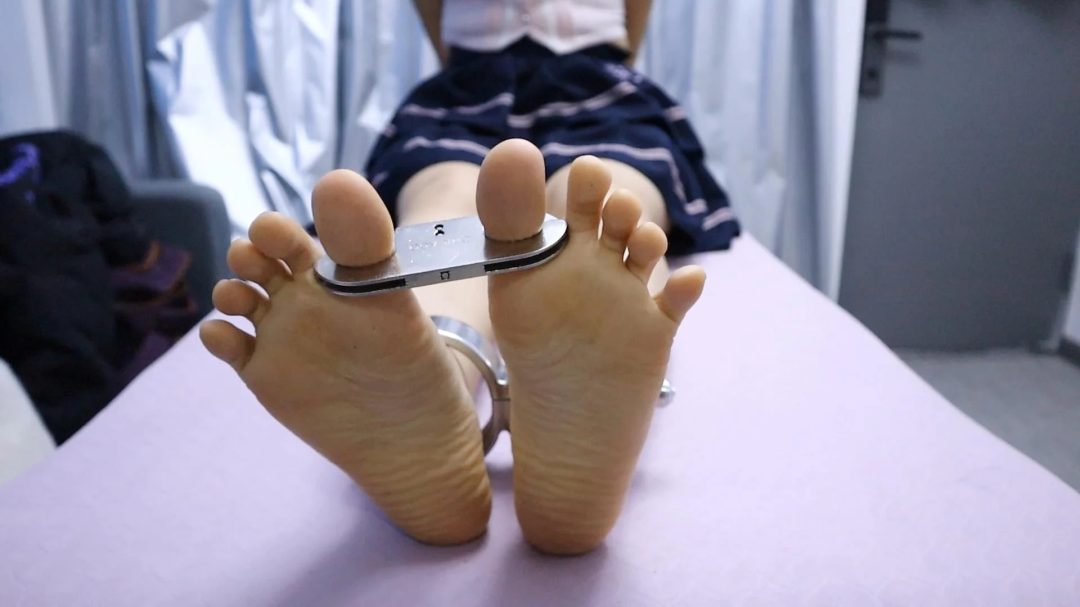 女仆果果偷懒 被主人镣铐口球惩罚 吊脚趾 挠脚挠全身TK 手铐脚铐脚趾铐 真实18岁高中生-9