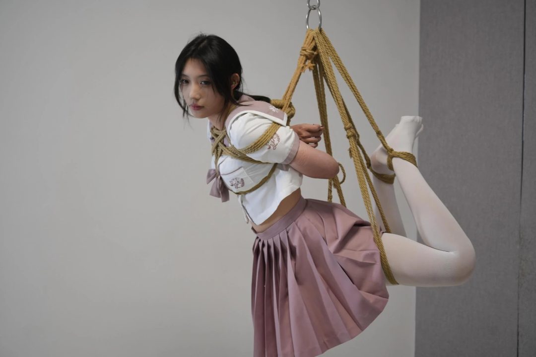 游戏环节JK美女屡屡出错，脚底蓝砖全被抽走，最终惨遭\