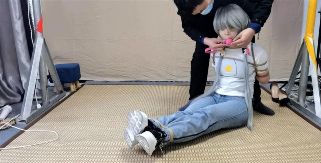 大号口球、牛仔裤、白袜后观音、股绳驷马，初TK，微胖女生很敏感，挣扎的很卖力-4