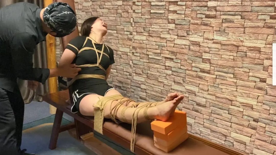 妹妹体验老虎凳-3