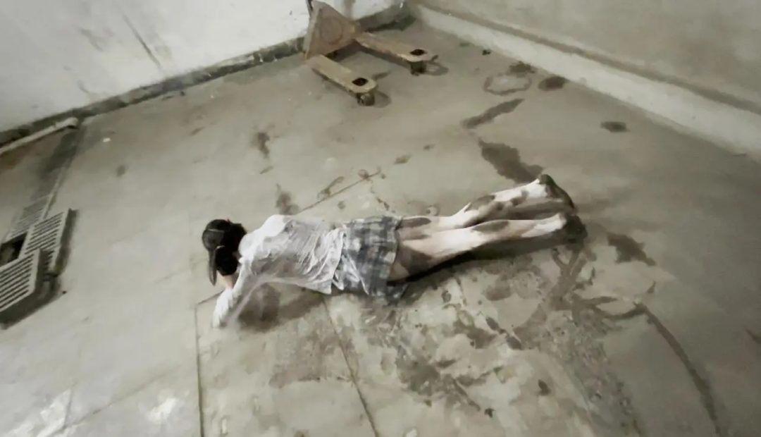 白丝jk妹子地库男厕所打滚浑身弄脏 视觉冲击-6