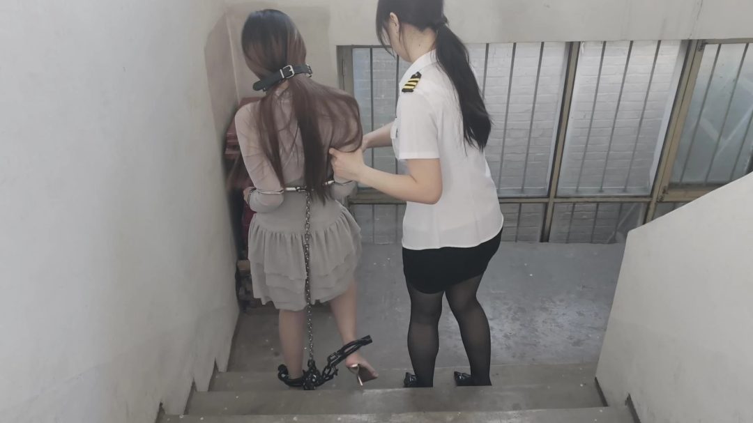 【忘忧社工作室】张涵被捕后，因涉嫌被严加审问。审讯人员对其施加压力，要求其配合并承认罪行，但张涵坚称自己无罪。-3