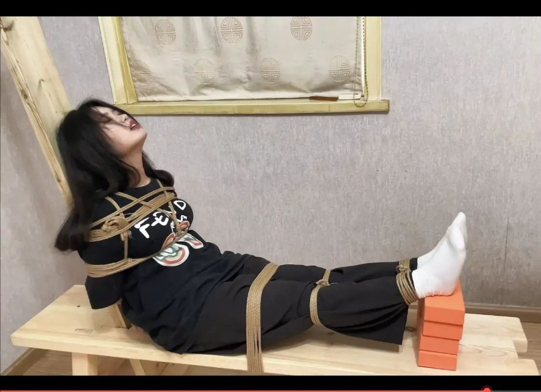 护士小姐姐，挑战极限老虎凳，捆绑的时候唱歌开心，后面加砖的时候 痛苦，撕心裂肺 腿要断的感觉 也不发出一点声音-3