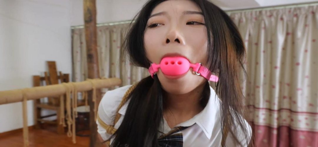 温婉主演《自缚危机》下班到家无聊,拿起手机无意间看到捆绑图,便网购了口球绳子玩起自缚,坏人入室绑架,大号口球堵嘴,被坏人绑成驷马奔溃-12 温婉主演《自缚危机》下班到家无聊,拿起手机无意间看到捆绑图,便网购了口球绳子玩起自缚,坏人入室绑架,大号口球堵嘴,被坏人绑成驷马奔溃-12