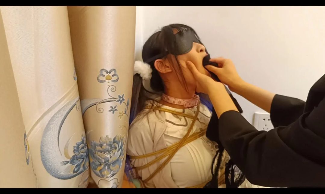 素人姐姐的报复 女调女 美女贴贴 原味脱袜强制塞嘴-1
