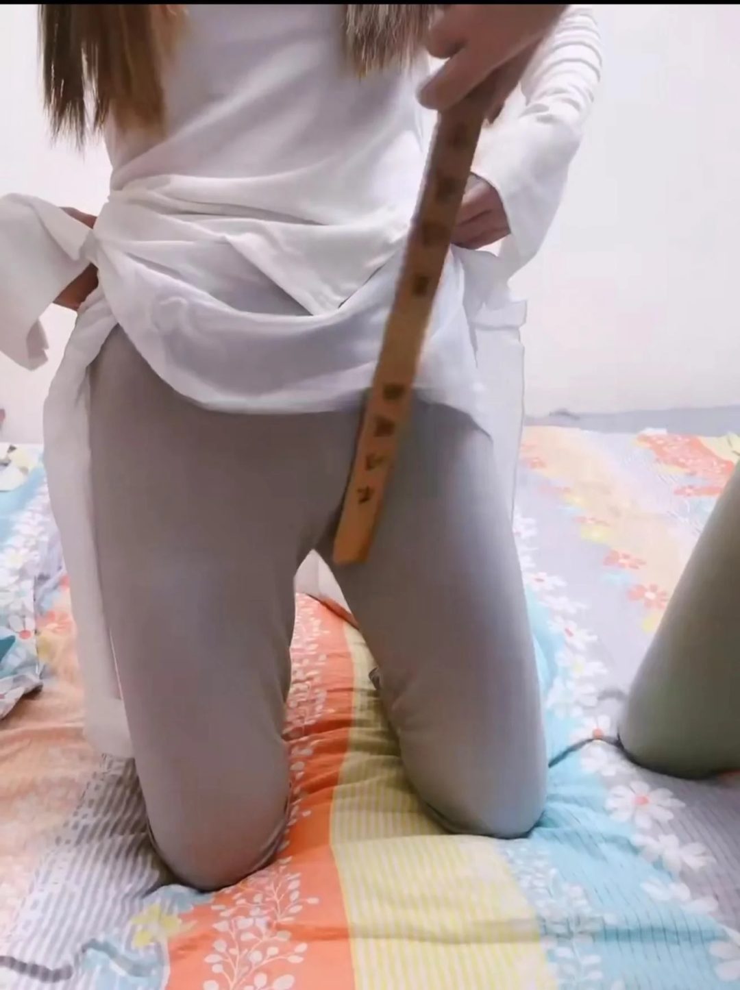 两小姐姐玩惩罚游戏-1