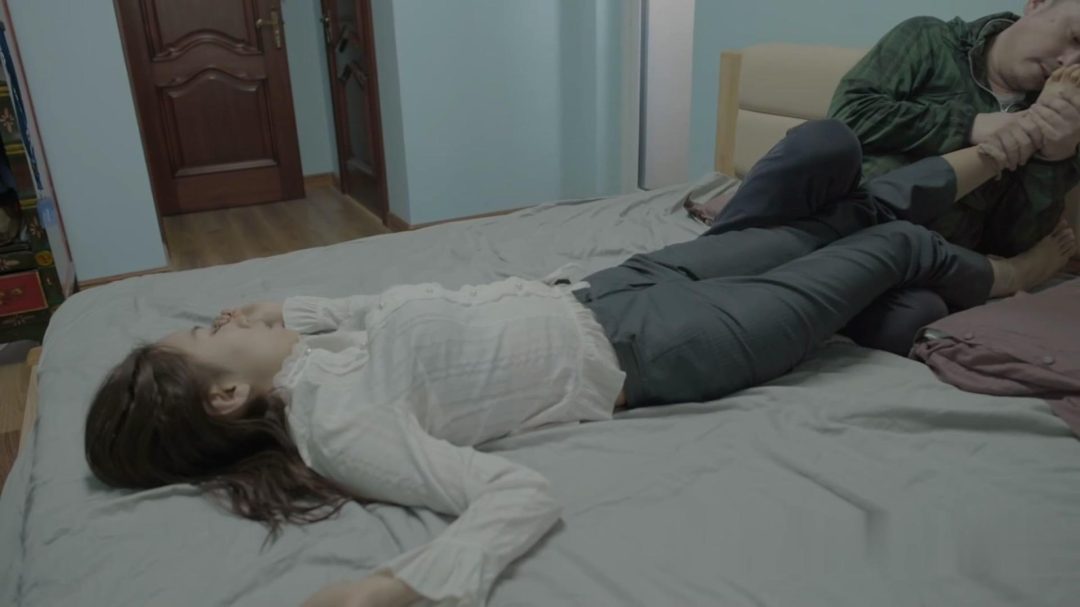 老梦视觉 入室迷晕疯狂舔女上司丝袜美脚-7