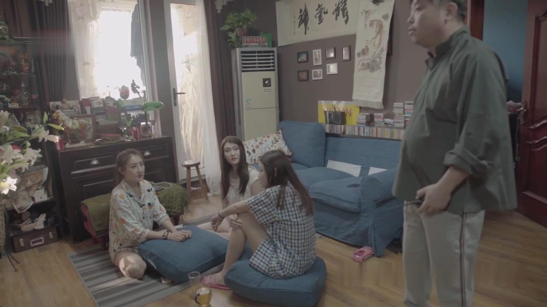 【老梦视觉】Triple poker girls 三个女孩玩扑克，一个流氓玩美脚，美腿美足美不胜收-2