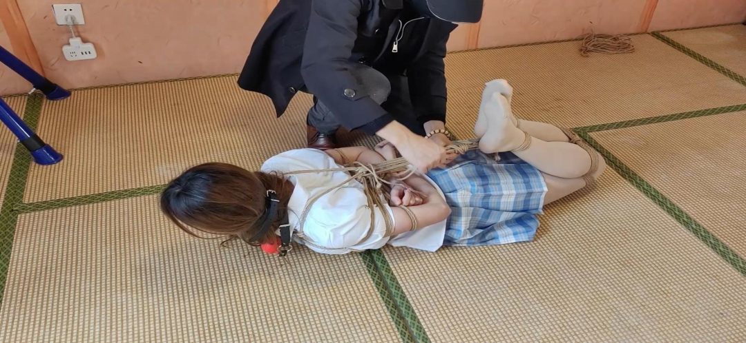 新模小璇《日式极限驷马》大学生小璇，第一次体验绳艺，腰和腿的柔韧都比较软，虽然劈叉对她没有难度，但是她第一次接触极限驷马，说疼，放置留她一个人在房间，驷马绑的太紧，只能看见她扭动的身体，任凭口水流。-9