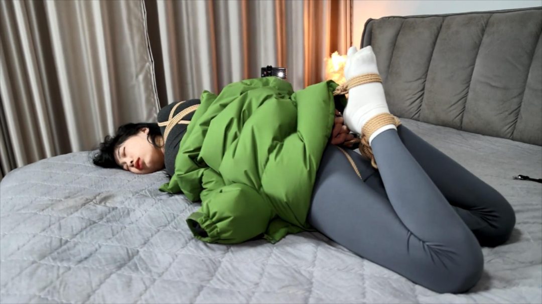 晴子大床上的例行训练第三季，大长腿、脏白袜、欧式直臂、股绳驷马放置，附赠10公分凉高美足自我展示片段,，晴子被冻感冒了-7
