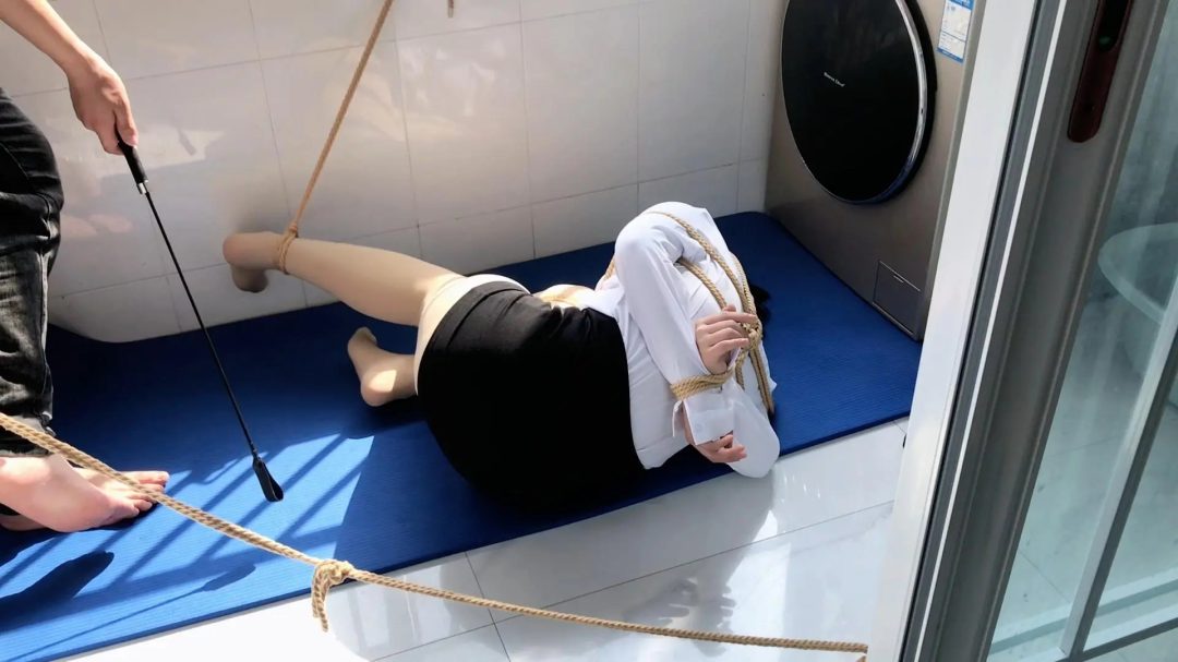 阳台上被折磨到嘤嘤叫的女生~~-1