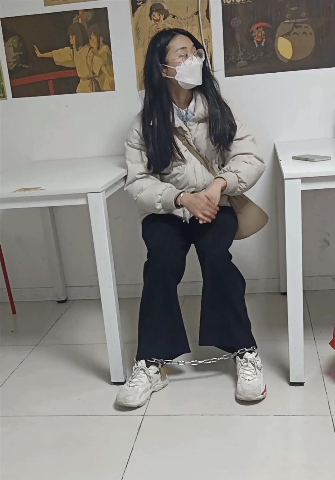 模特带着铁链子去饭店买饭-1