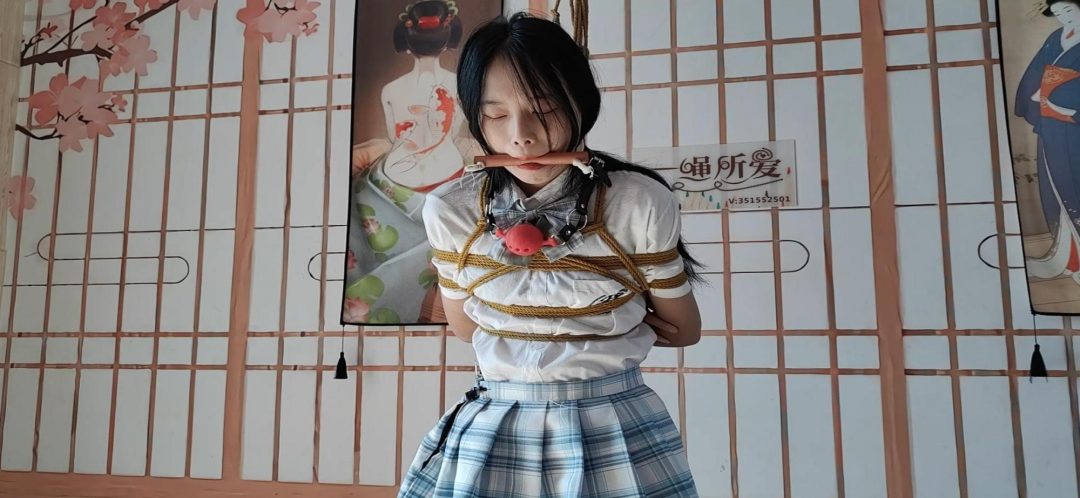 新模小英《日式吊缚站立放置》超长时间放置，堵嘴元素比较多，口球，木棍，口枷，口枷嘴撑到最大，口枷整整咬了半小时，低血糖整整坚持了一小时，差点哭了-4