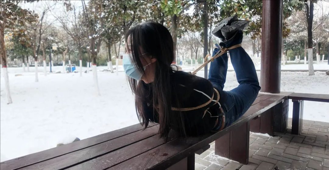 冰天雪地 公园驷马放置挣扎真刺激 心惊胆战 模特怕被别人看到 我也吓坏了-4