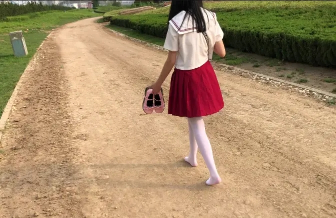 jk白丝土路打滚弄脏-2