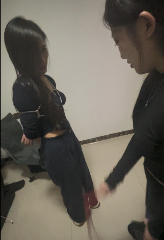 美女俩姐妹调教-3