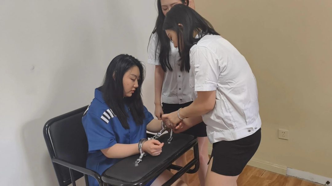 女孩被捕，被一顿教育改造之后再也不敢反抗，交代了自己以贩养吸的经过，供出了幕后大佬，虽然迷途知返，但还是逃脱不了法律的制裁。。。-2
