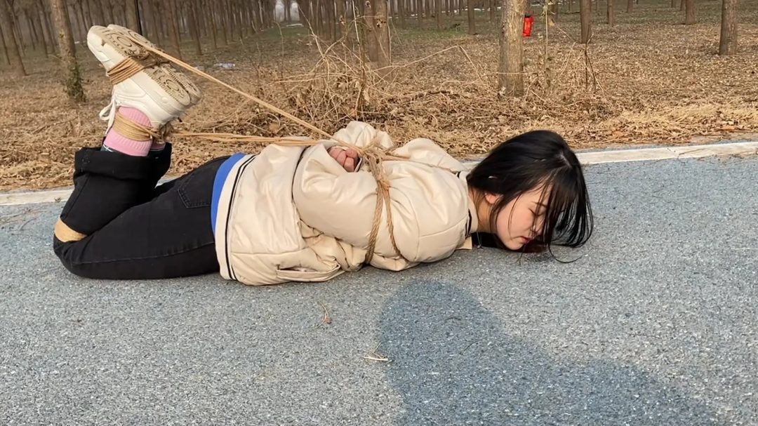 户外长时间捆绑蹦跳+户外驷马-1