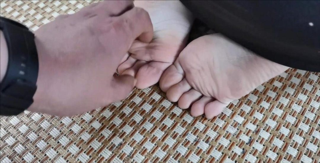 美脚妹子瑶瑶虎年露个脸，后观音、口球口水，TK、鞭足、鞭胸、鞭因，白嫩大腿上的晶莹口水很诱人（瑶瑶最近忙着考研复习，很少过来拍摄了，几次动员之后，终于趁着春节过来拍了一次，也算是帮她放松一下）-3