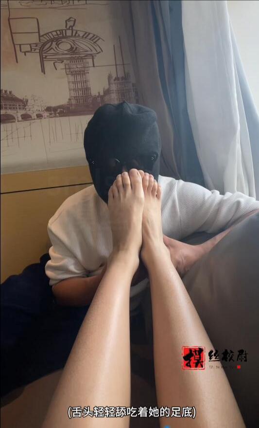 高冷妹妹初次体验舔脚-6