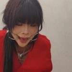 【忘忧社工作室】女犯带手脚连铐颈手铐拇指铐被判s刑，带口环指认现场口水哗哗流，为了惩罚她这样罪大恶极的凶犯，给她后手吊高铐脖子靠墙锁住，疼的女犯直哼哼。。。