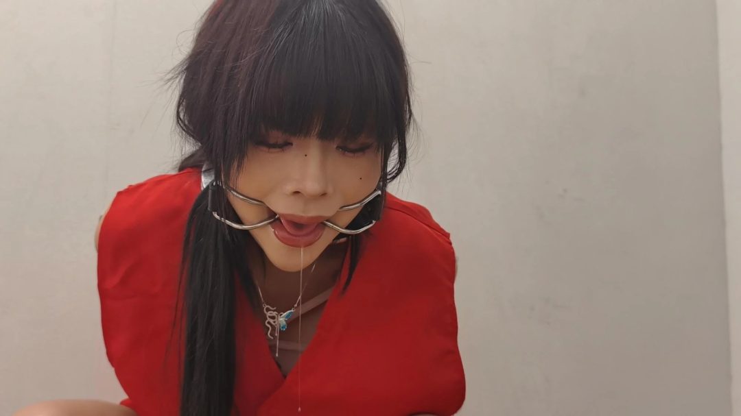【忘忧社工作室】女犯带手脚连铐颈手铐拇指铐被判s刑，带口环指认现场口水哗哗流，为了惩罚她这样罪大恶极的凶犯，给她后手吊高铐脖子靠墙锁住，疼的女犯直哼哼。。。-4