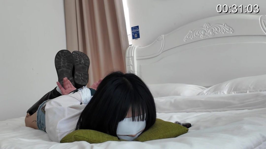 独居妹妹被入室捆绑，黑丝热裤驷马封嘴，一小时看个够-5