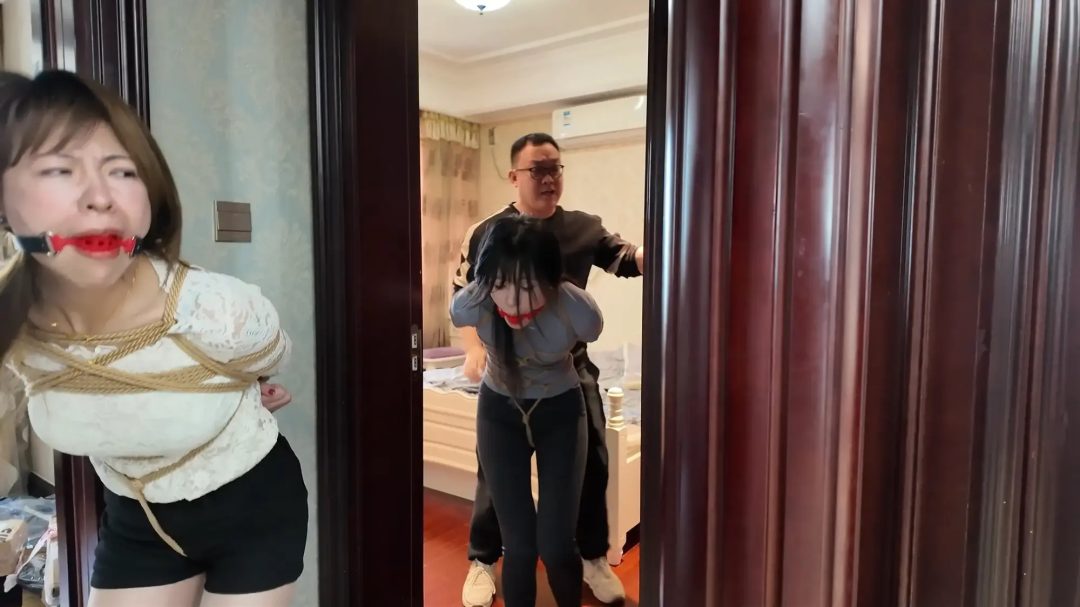 枫叶工作室原创定拍剧情—《母女劫难》第二集 单亲母女被房东老王囚禁虐待 美女老师上门家访发现隐情 逃跑失败。。-5 枫叶工作室原创定拍剧情—《母女劫难》第二集 单亲母女被房东老王囚禁虐待 美女老师上门家访发现隐情 逃跑失败。。-5