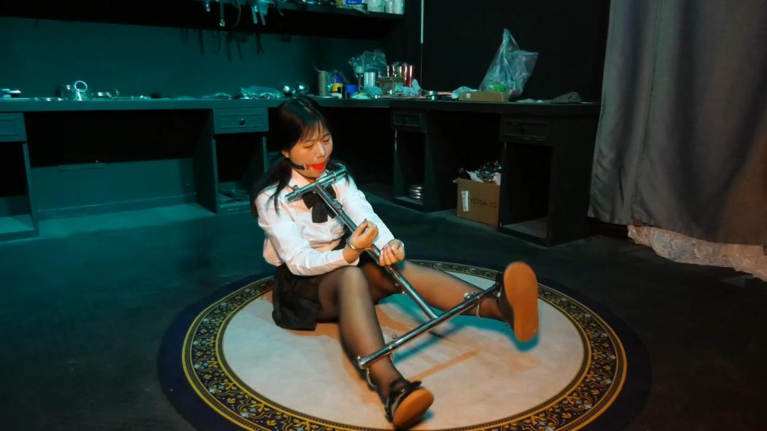 定拍转公映《新M体验拘束架》新来的女M体验一体颈手脚金属铐和一字金属枷铐-1
