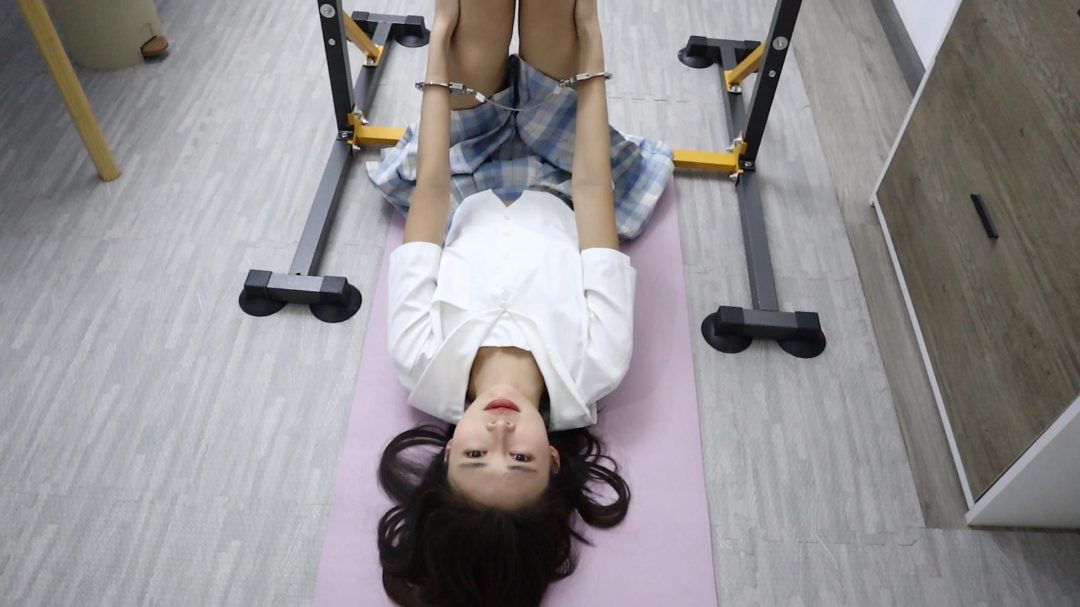 叶子遭入室抢劫 吊铐脚趾逼问密码 挠脚挠全身TK 手铐脚铐脚趾铐 吊脚趾好疼！-6