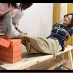 极限老虎凳。每一次在脚下加砖看着真刺激 兴奋 过瘾 tk白袜子 用筷子挠脚底板