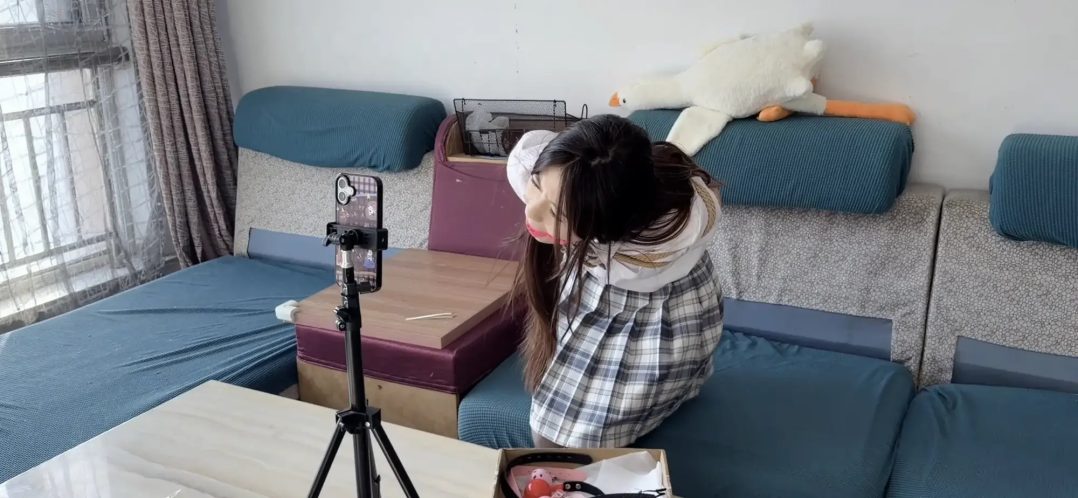 《直播事故》小姐姐是一位卖货主播，接到公司电话要求卖道具，直播过程中被坏人捆绑想办法获救，最后采访-7