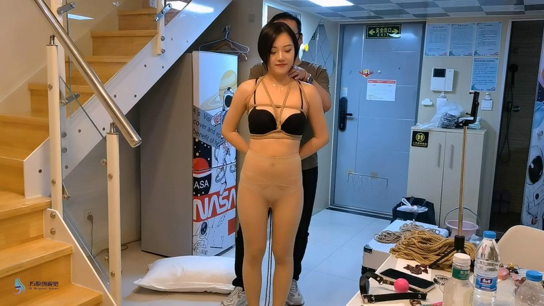 JS工作室定拍：哈妮内衣后高手零距离放置 股绳吊水桶-4