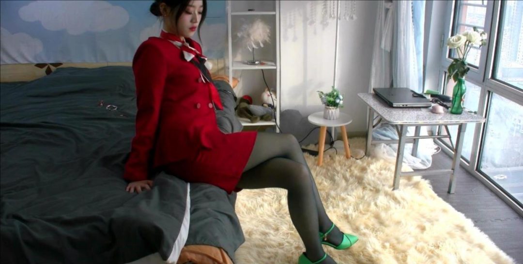 公寓里的单身职业丽人：性感绿丝、绿色高跟鞋、职业装定妆拍摄、卧室大字绑、游戏开场曲-1