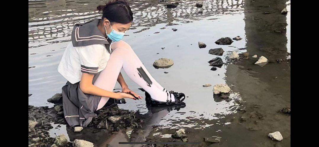 新人模特jk白丝臭水沟玩水玩泥弄脏-3