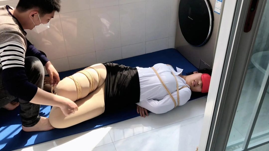 阳台上被折磨到嘤嘤叫的女生~~-4