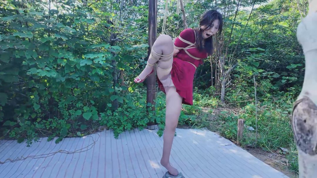 【老鬼定拍】初心《夏可野外闷热炼狱下》【咖丝高跟/情绪崩溃/野外/湿身脏身/空姐重口原味丝袜鞋/吊/访谈】-2
