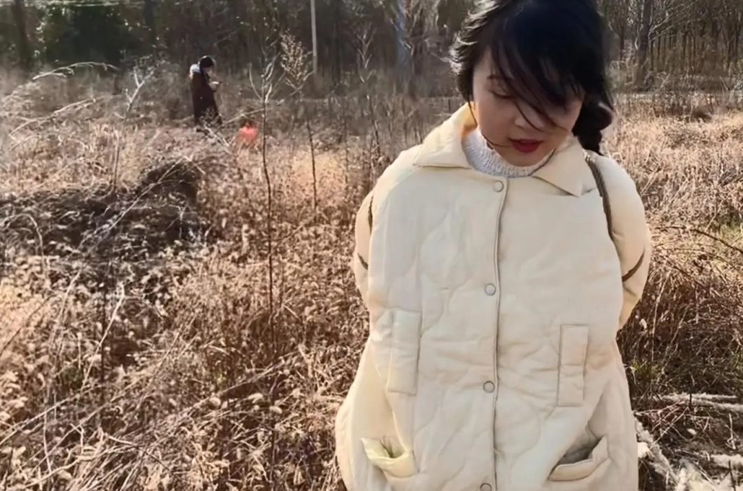 女大学生第一次体验捆绑，室外，3度。6级风，寒风刺骨 可是依然开心-3