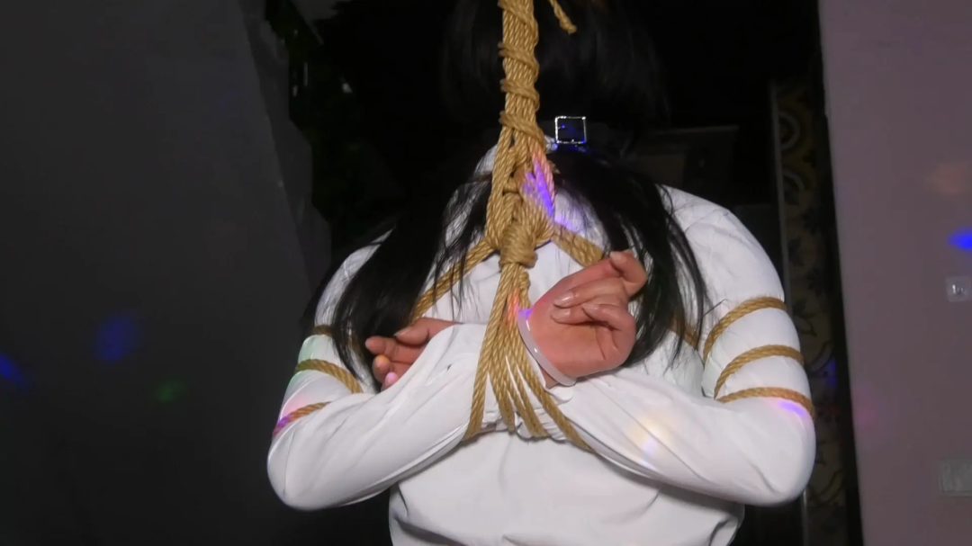 新场地定拍《酒吧里调教女M》 女大学生被酒吧女主绑架到酒吧调戏玩弄-13