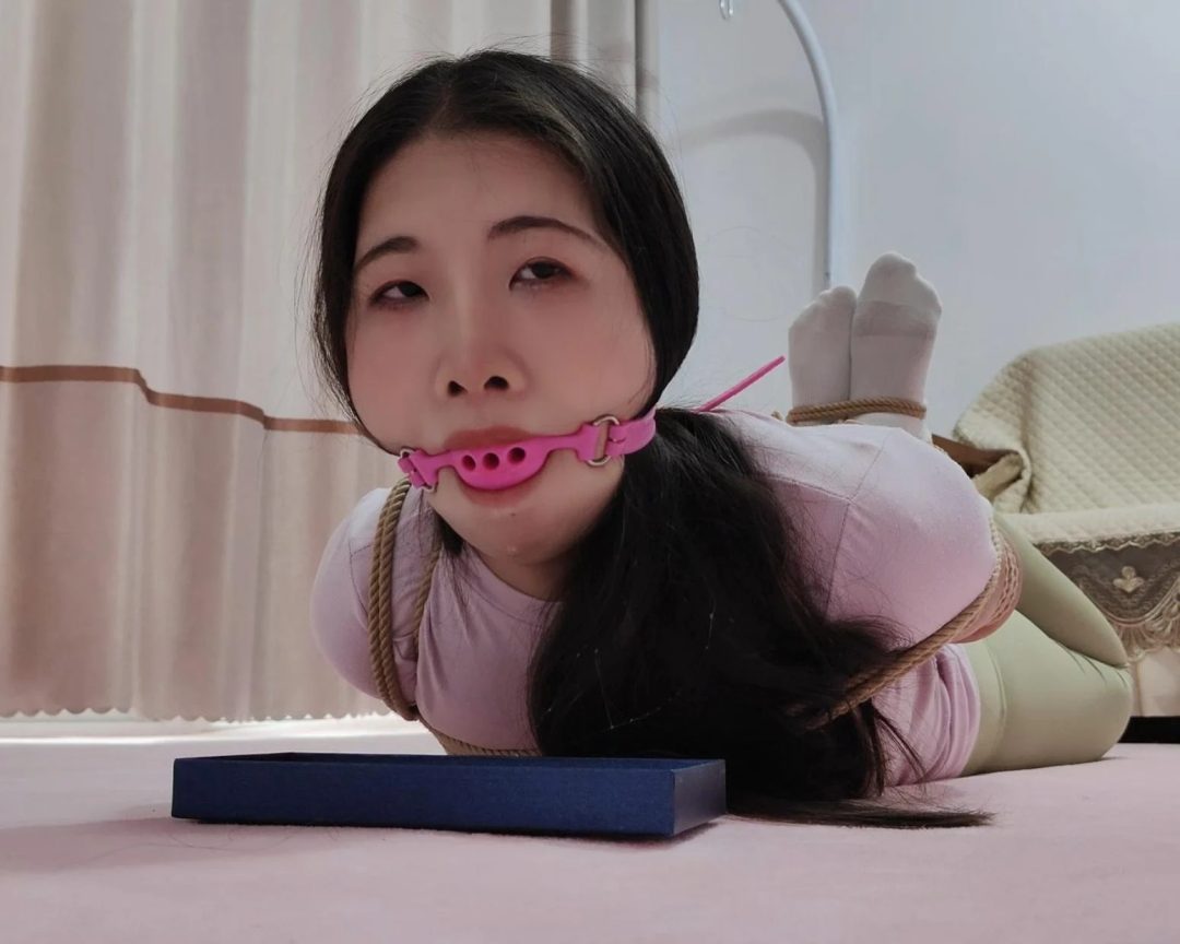 大一学生晓霞初次体验瑜伽裤白袜五花捆绑驷马紧缚疼痛口球放置口水-11