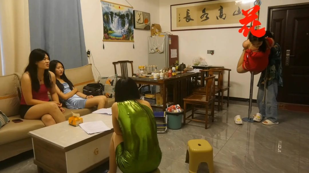 定拍转公映 新片《劫中劫》 下集 两个女劫匪拿到钱后把女主人和另一个美女捆绑堵嘴丢家里离开-16