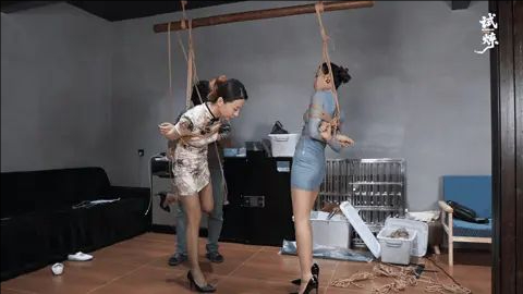 双人单腿吊趴口枷流口水-5